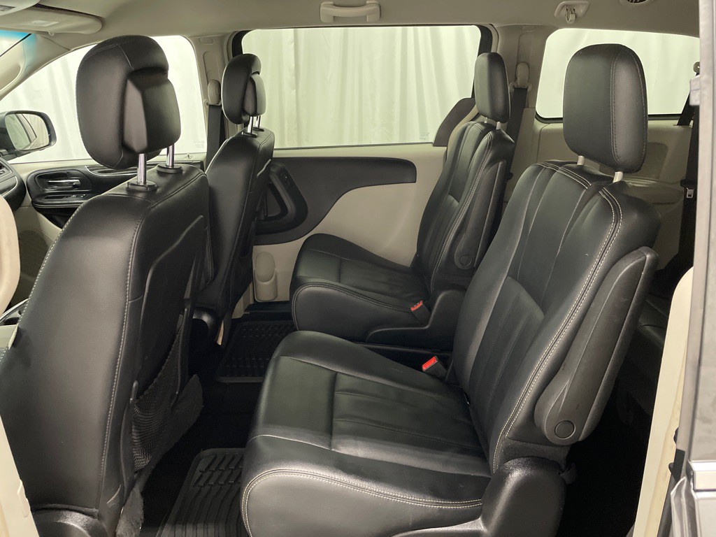 2016 Chrysler Town & Country Image 12