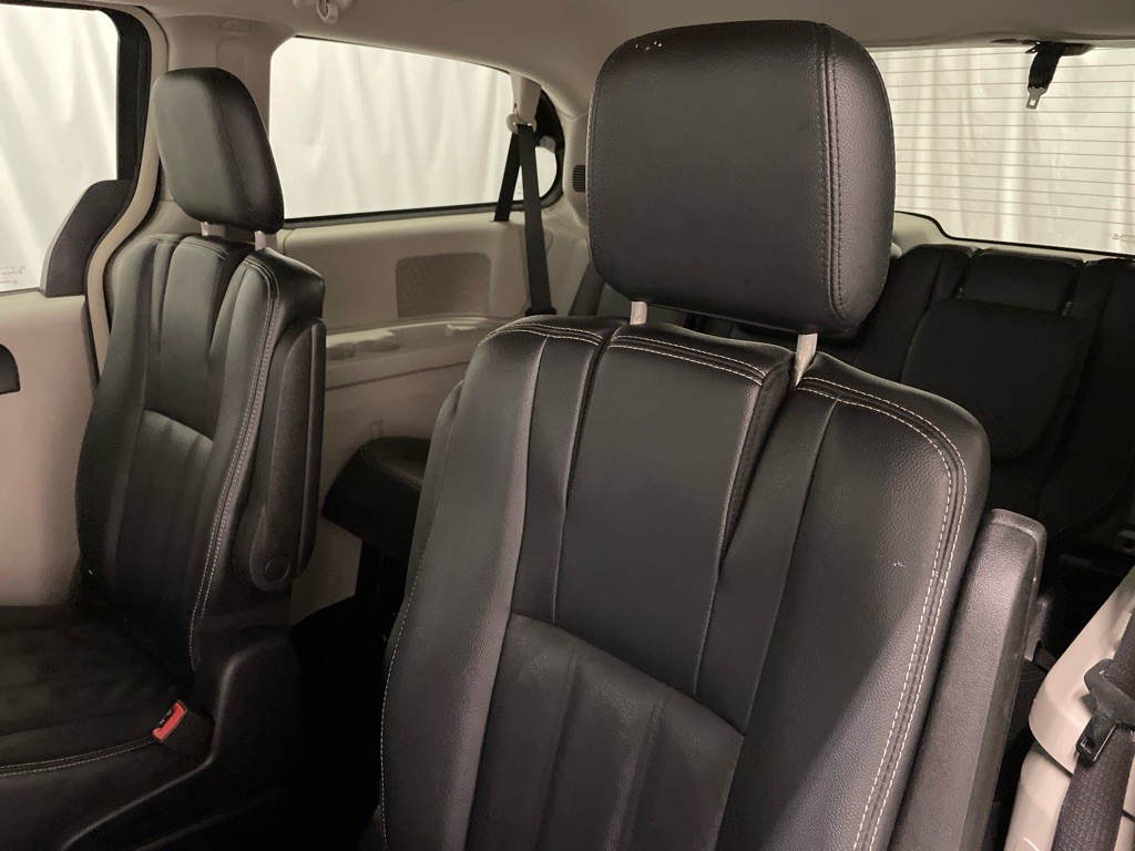 2016 Chrysler Town & Country Image 13
