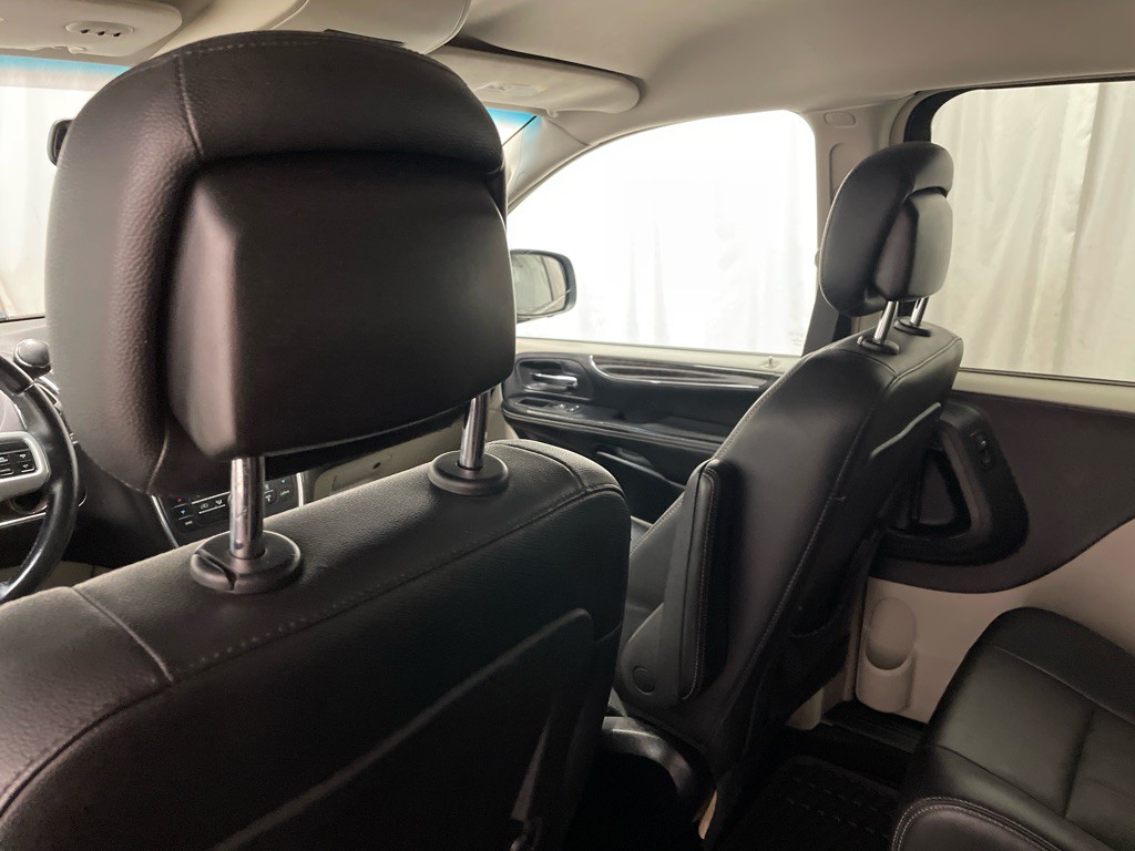 2016 Chrysler Town & Country Image 14
