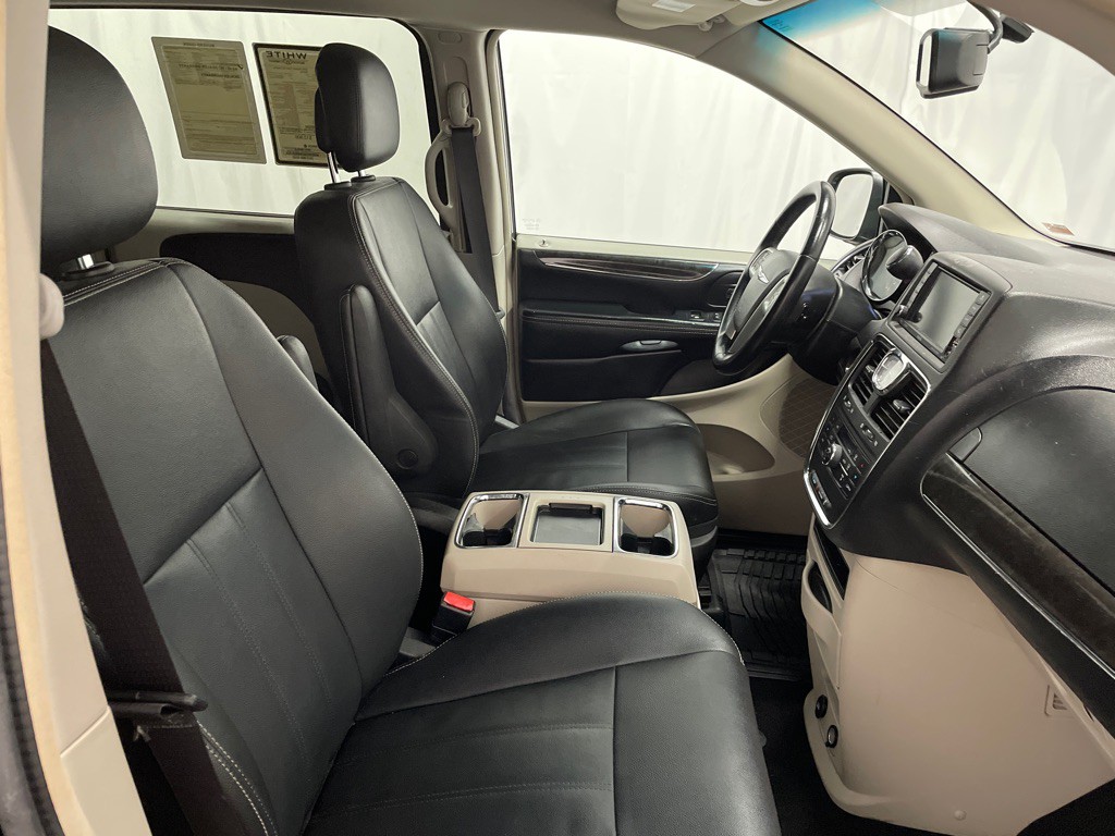 2016 Chrysler Town & Country Image 15