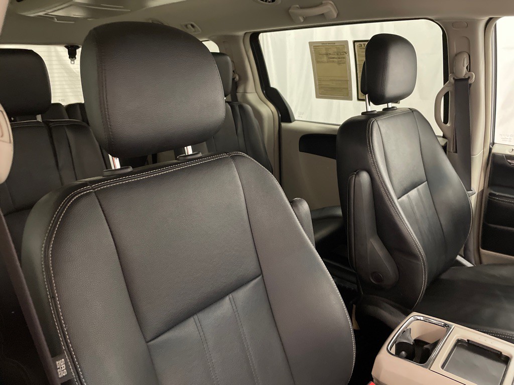 2016 Chrysler Town & Country Image 16