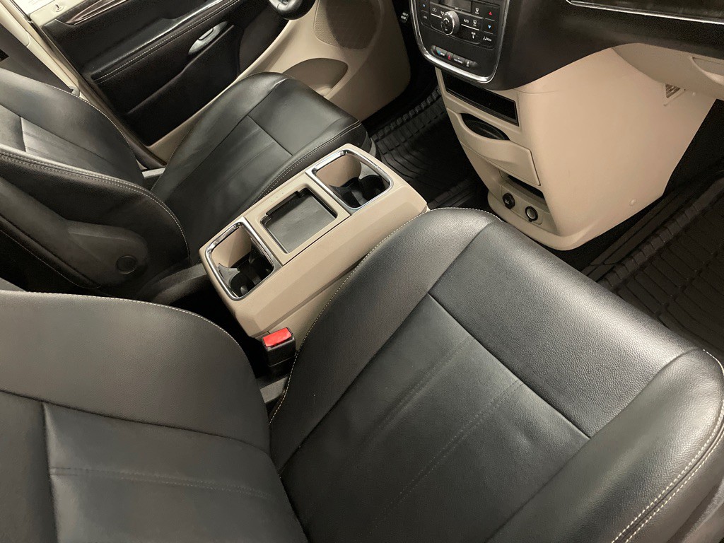 2016 Chrysler Town & Country Image 17