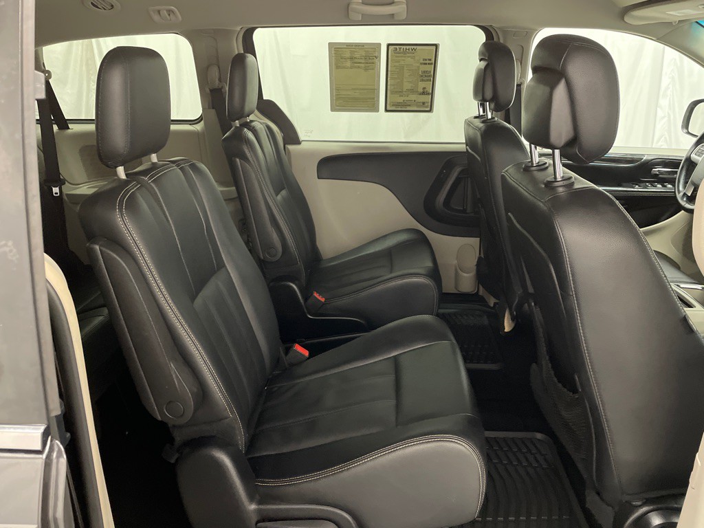 2016 Chrysler Town & Country Image 19