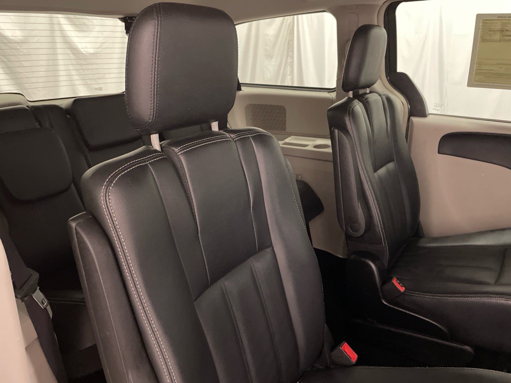 2016 Chrysler Town & Country Image 20