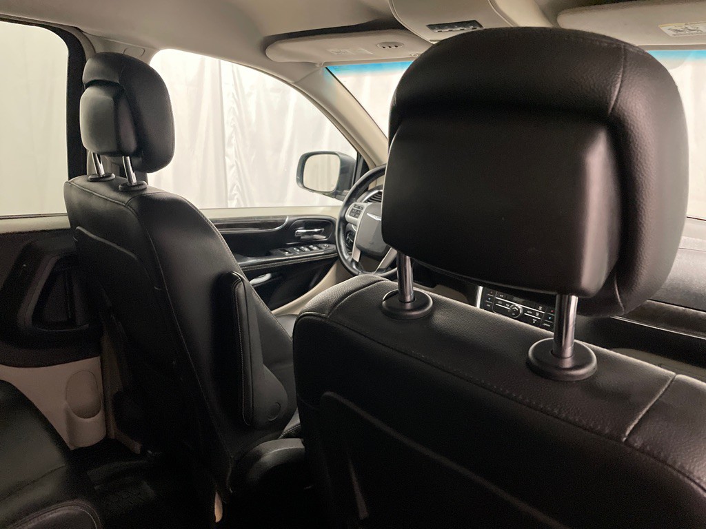 2016 Chrysler Town & Country Image 21