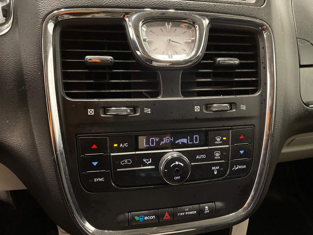 2016 Chrysler Town & Country Image 26