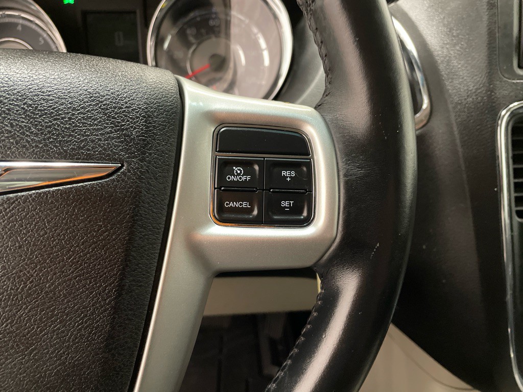 2016 Chrysler Town & Country Image 27