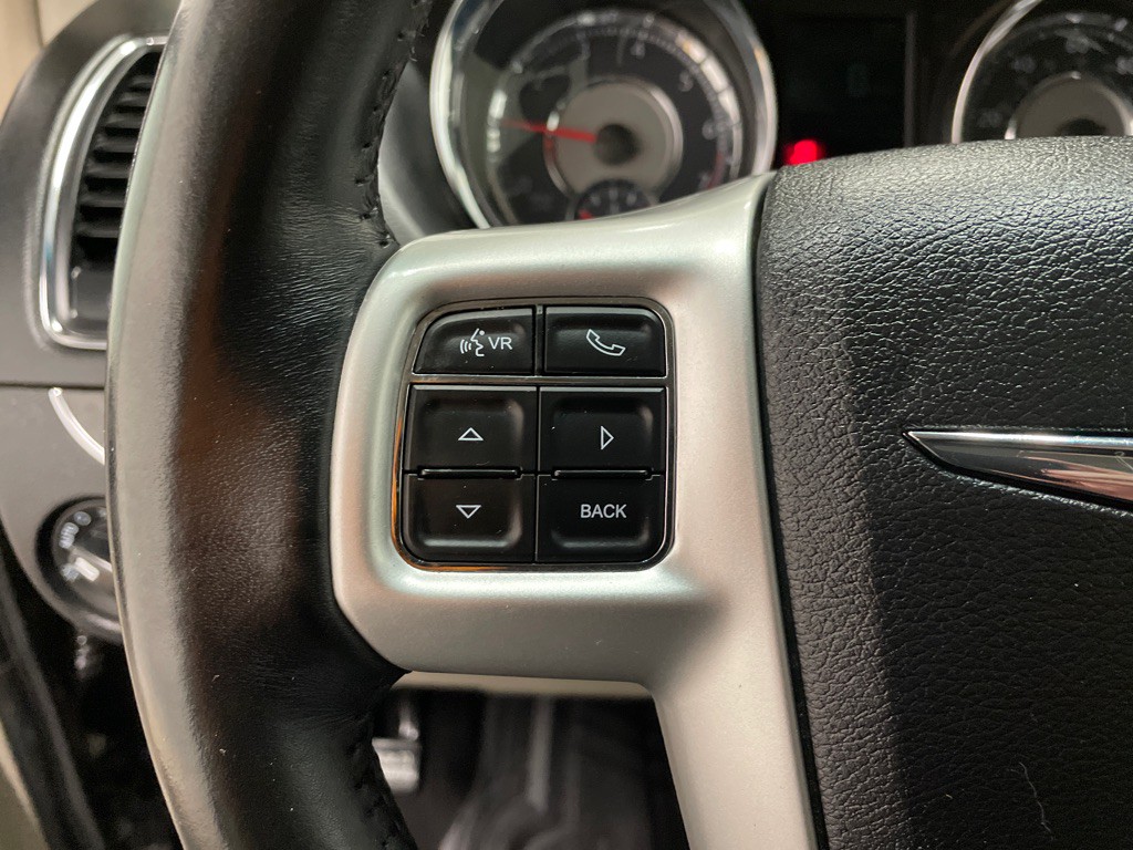 2016 Chrysler Town & Country Image 28