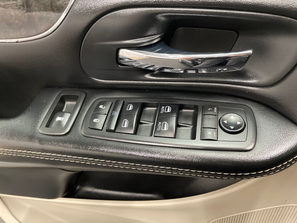 2016 Chrysler Town & Country Image 30