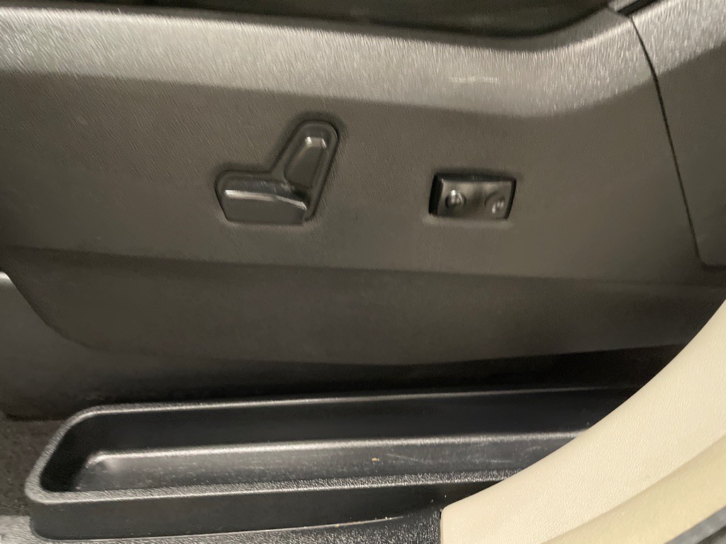 2016 Chrysler Town & Country Image 32