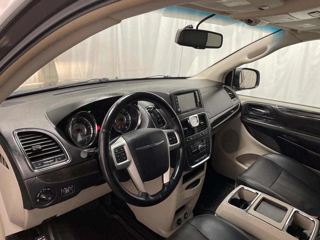 2016 Chrysler Town & Country Image 33
