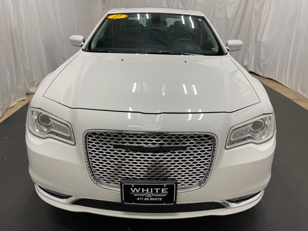 2017 Chrysler 300 Image 2