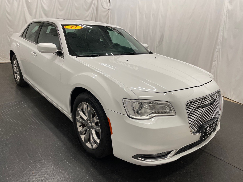 2017 Chrysler 300 Image 3