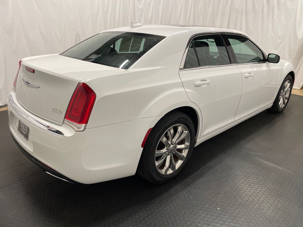 2017 Chrysler 300 Image 4