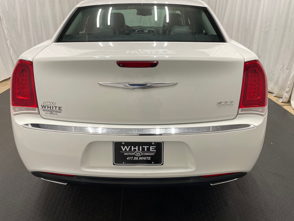 2017 Chrysler 300 Image 5