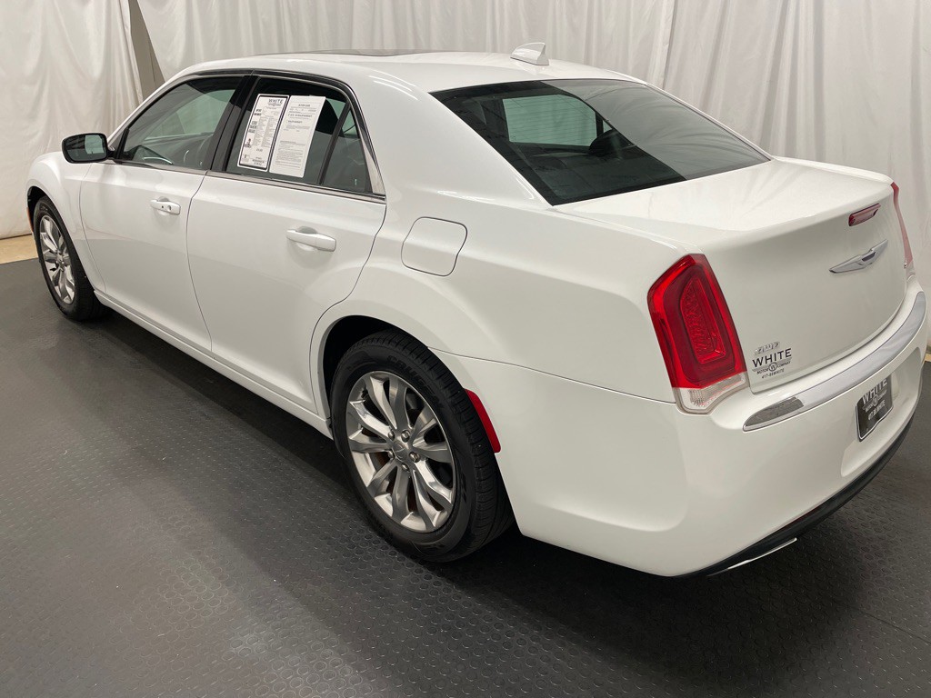 2017 Chrysler 300 Image 6