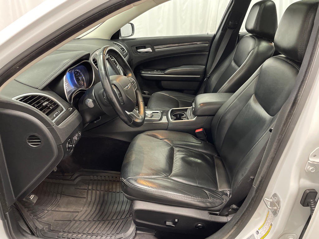 2017 Chrysler 300 Image 8