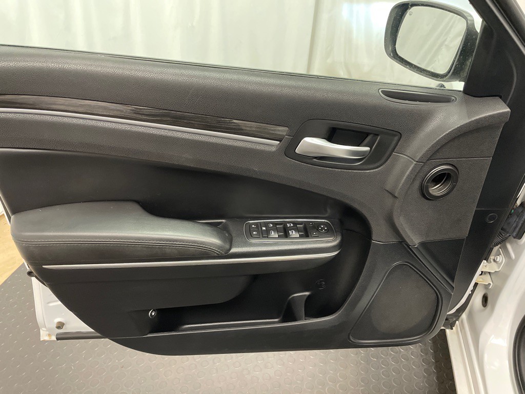 2017 Chrysler 300 Image 11