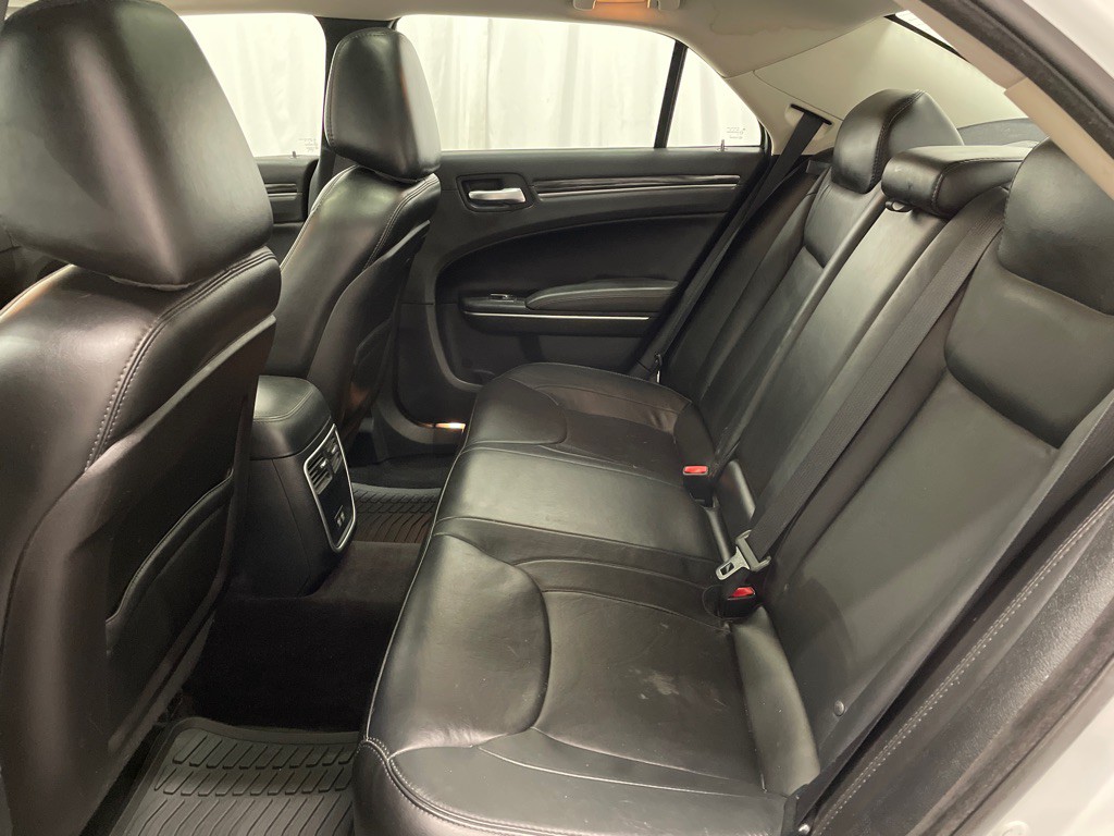 2017 Chrysler 300 Image 12