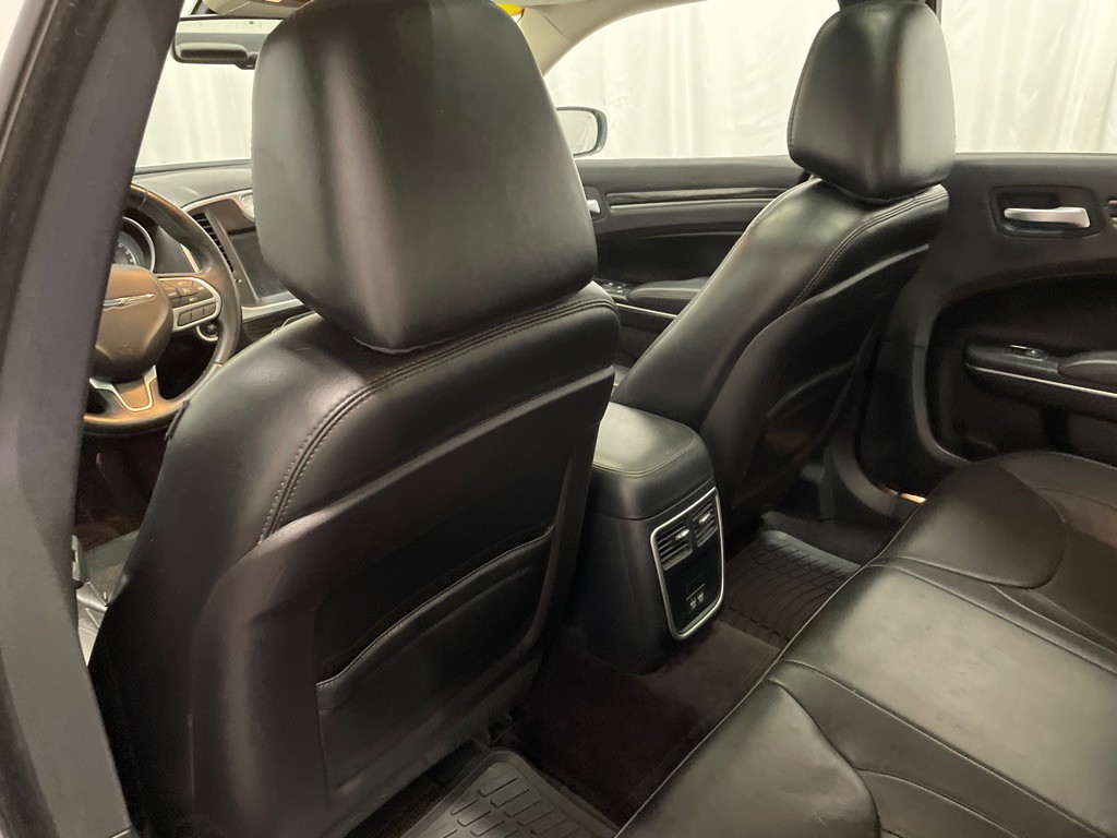 2017 Chrysler 300 Image 14