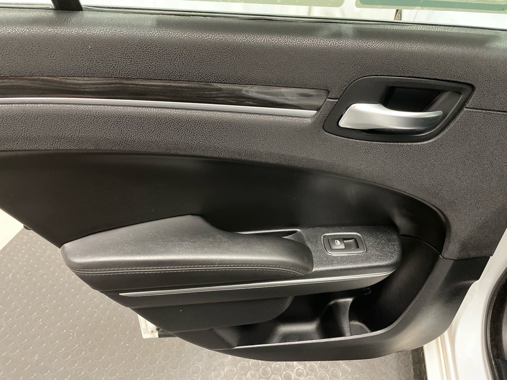 2017 Chrysler 300 Image 15