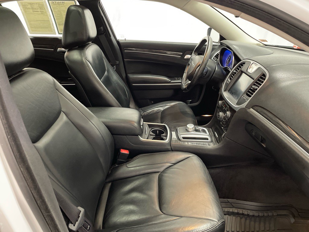 2017 Chrysler 300 Image 16
