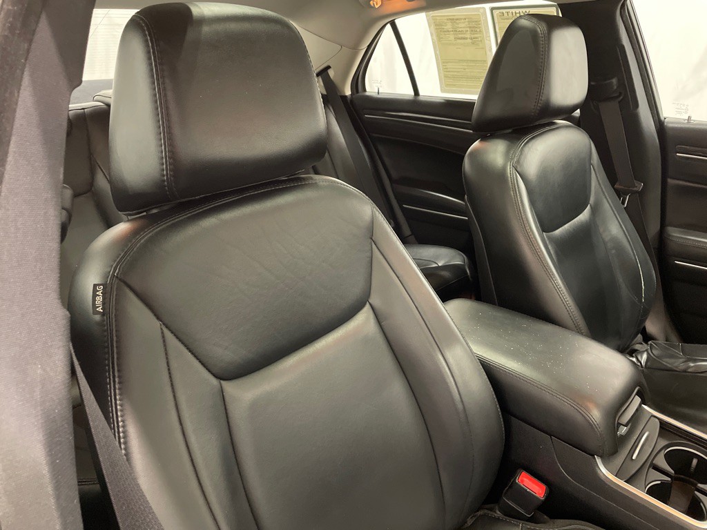 2017 Chrysler 300 Image 17