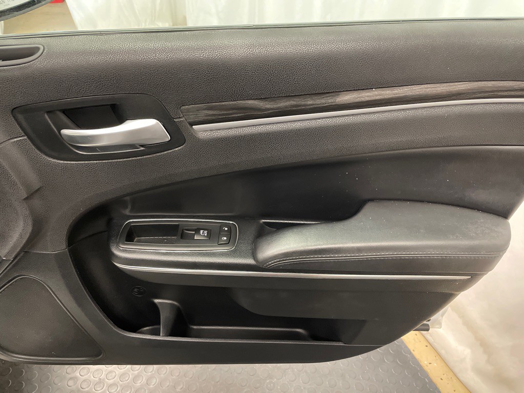 2017 Chrysler 300 Image 19