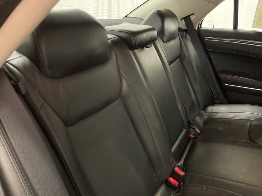 2017 Chrysler 300 Image 21