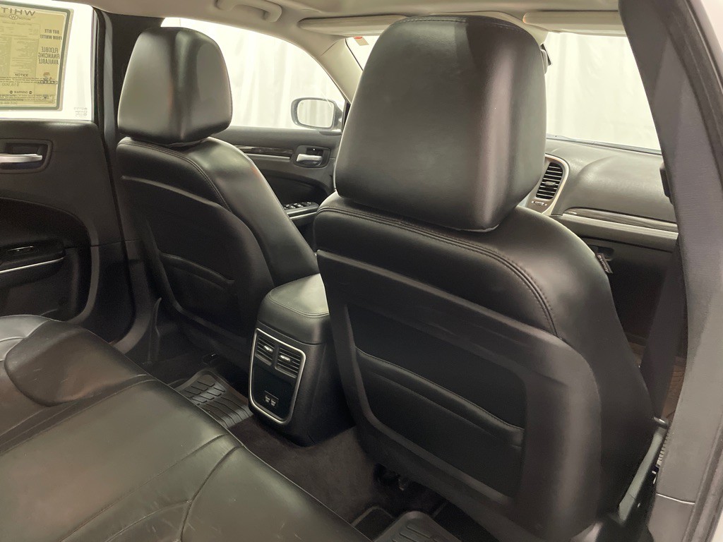 2017 Chrysler 300 Image 22