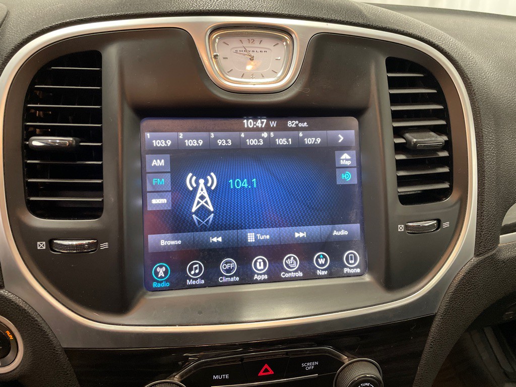2017 Chrysler 300 Image 25