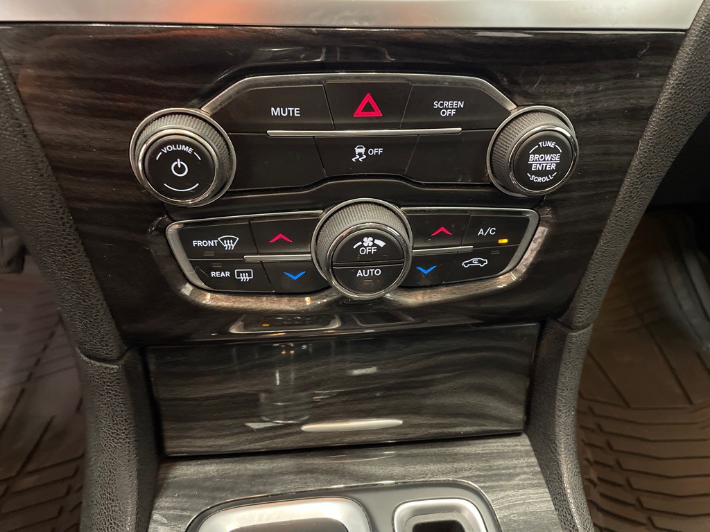 2017 Chrysler 300 Image 27