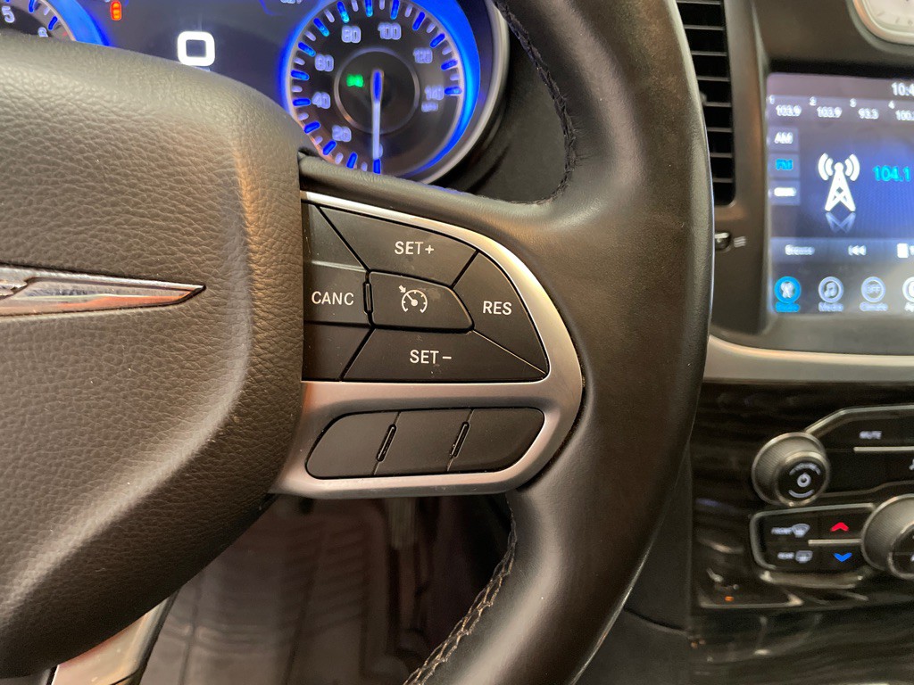 2017 Chrysler 300 Image 28