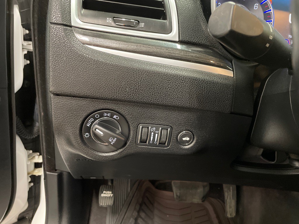 2017 Chrysler 300 Image 30