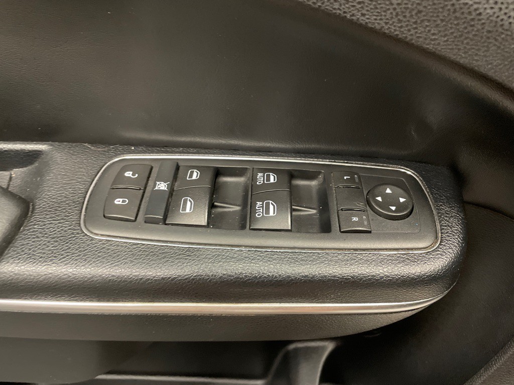 2017 Chrysler 300 Image 31