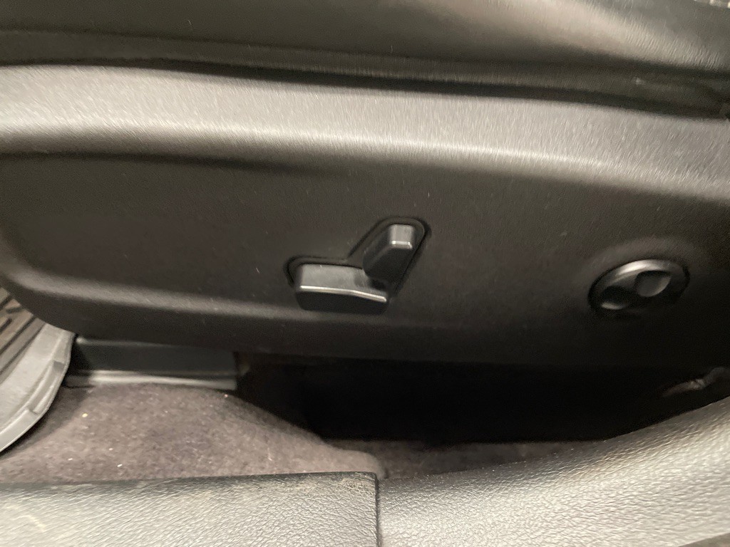 2017 Chrysler 300 Image 32