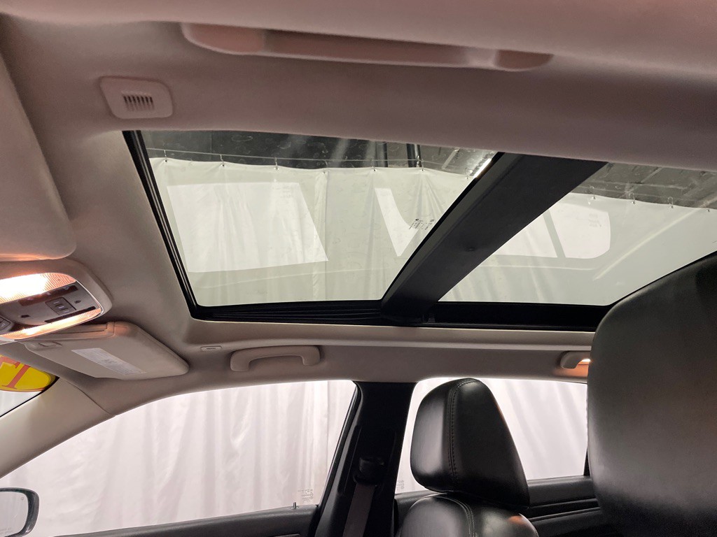 2017 Chrysler 300 Image 33