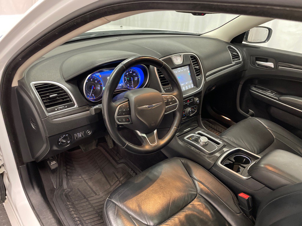2017 Chrysler 300 Image 34