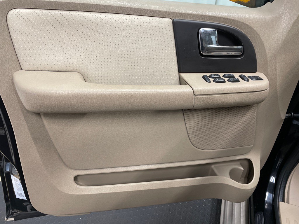 2005 Ford Expedition Image 12