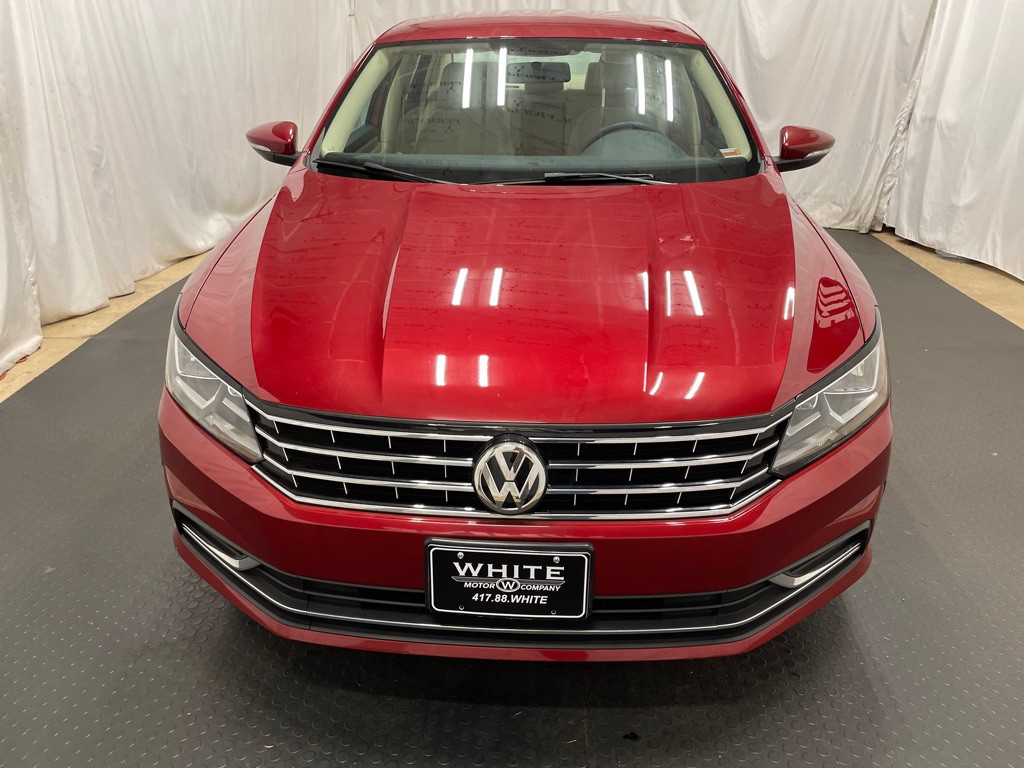 2017 Volkswagen Passat Image 2