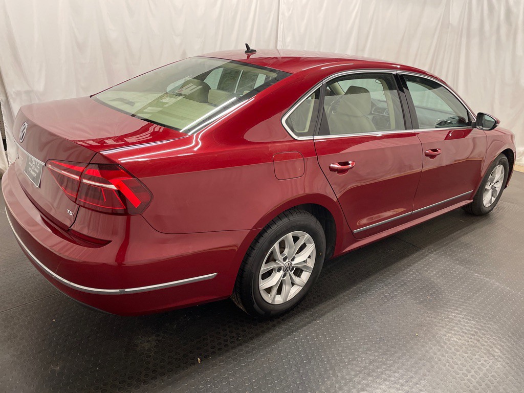 2017 Volkswagen Passat Image 4