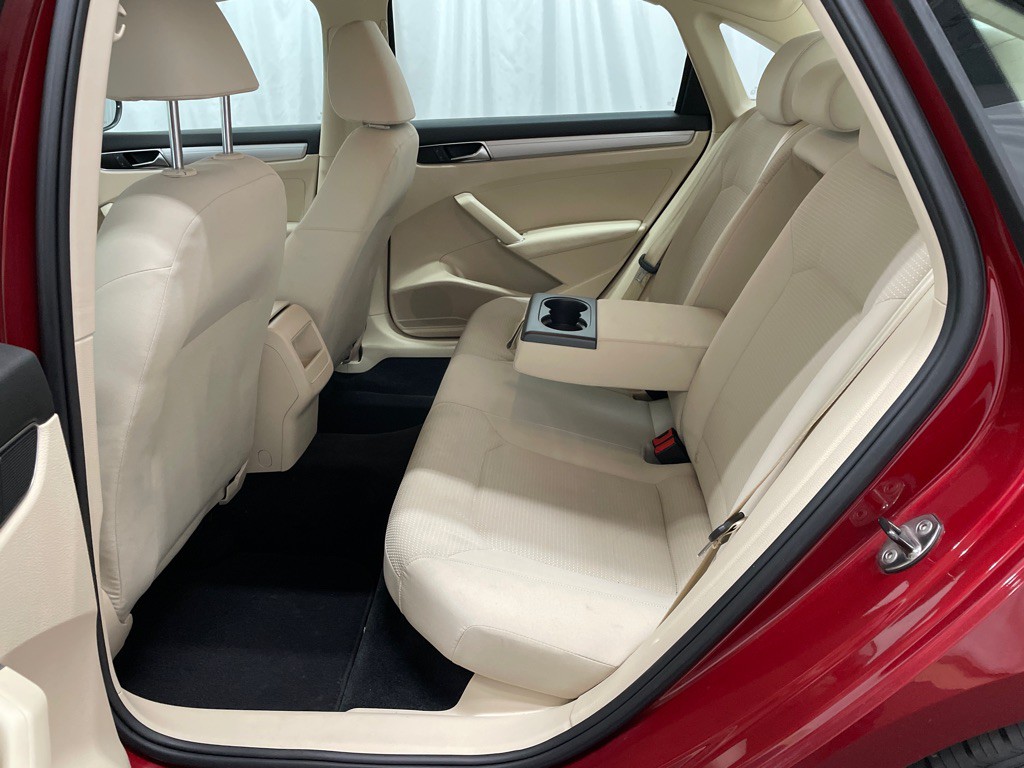 2017 Volkswagen Passat Image 12