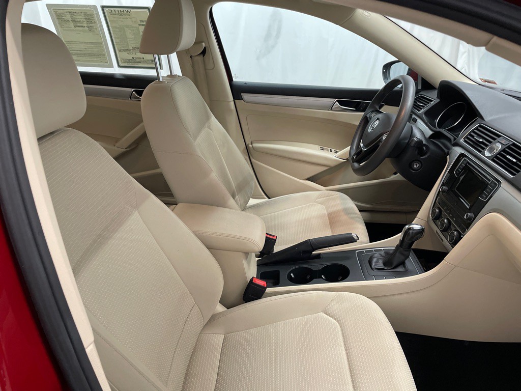 2017 Volkswagen Passat Image 16