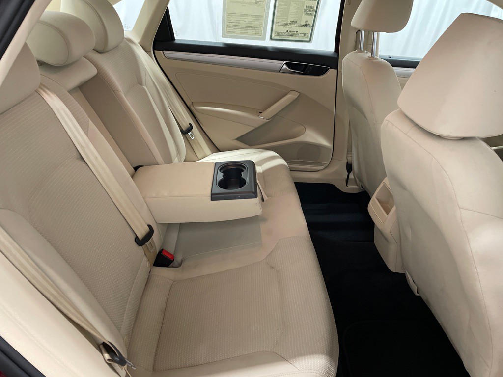 2017 Volkswagen Passat Image 20