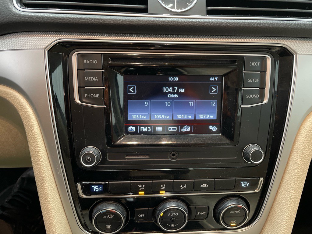 2017 Volkswagen Passat Image 27