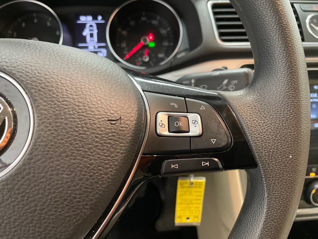 2017 Volkswagen Passat Image 29