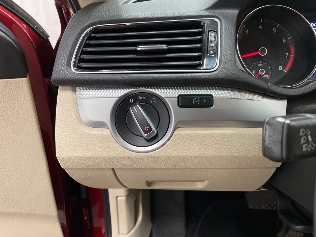 2017 Volkswagen Passat Image 31