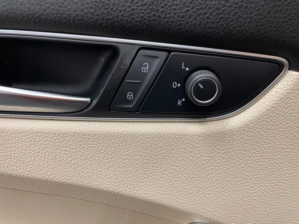 2017 Volkswagen Passat Image 32