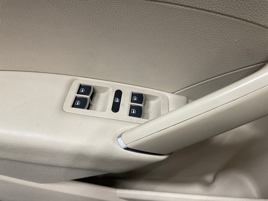 2017 Volkswagen Passat Image 33