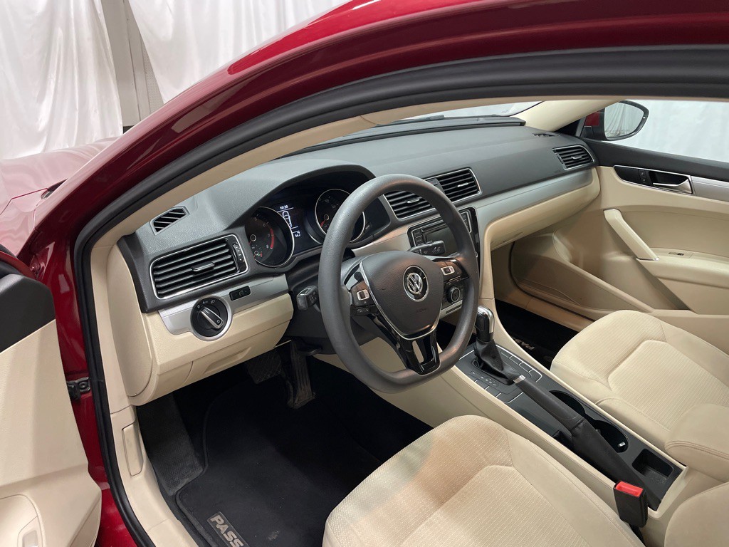 2017 Volkswagen Passat Image 35